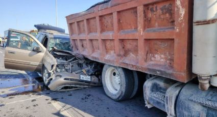 Mujer se estrella brutalmente contra camión de volteo en carretera a Piedras Negras; quedó prensada