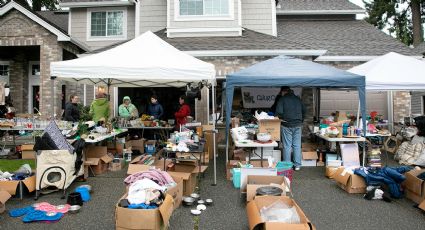 Ventas de garaje en Texas: ¿qué significado tiene la mercancía colocada en una esquina del jardín?