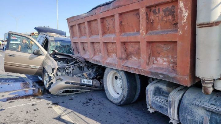 Mujer se estrella brutalmente contra camión de volteo en carretera a Piedras Negras; quedó prensada