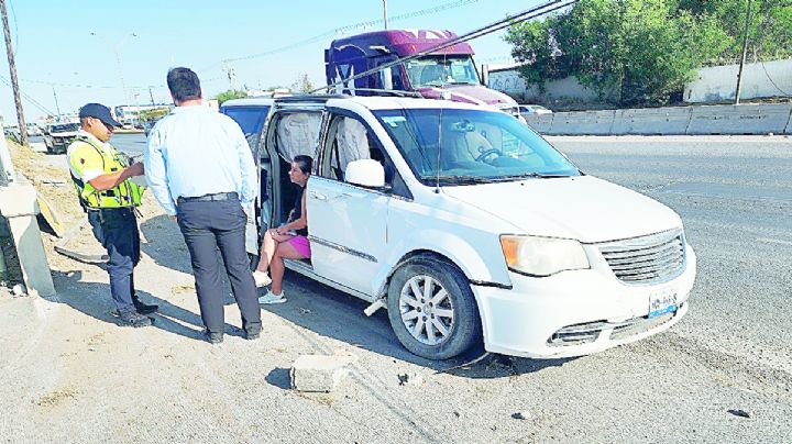 Como si fuera boliche, se lleva poste y señalamiento con su vagoneta en la carretera al Aeropuerto