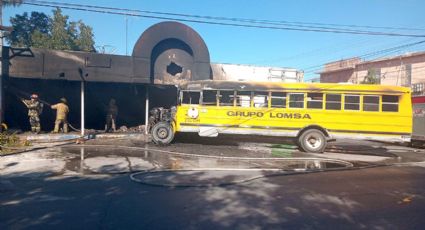 Voraz incendio consume depósito y un camión de pasajeros en el centro de Nuevo Laredo