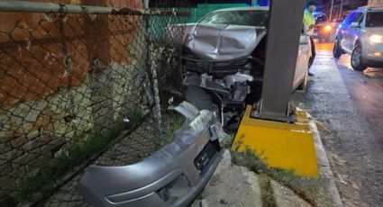 Abuelito queda herido tras chocar brutalmente en la colonia Guerrero; su carro quedó destrozado