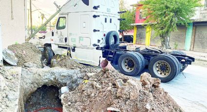 Tráiler tumba poste y deja sin luz a vecinos cerca de la antigua Central de Autobuses