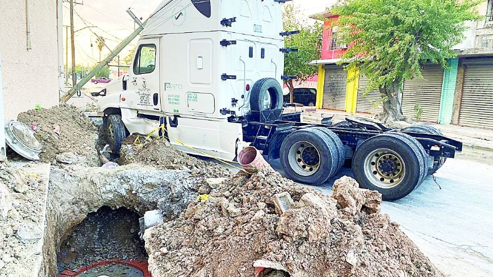 El tráiler tumbó el poste y dejo a varias cuadras sin luz