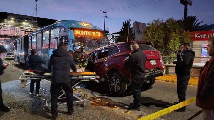 Mujer muere atrapada entre fierros retorcidos en choque frontal con camión; iba en sentido contrario | VIDEO