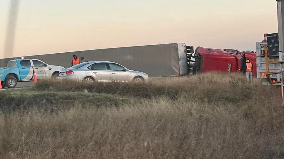 El tráiler terminó volcado.