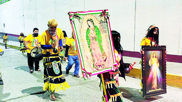 Familias y comerciantes retan al frío por la Virgen de Guadalupe; ponen sabor a la fiesta