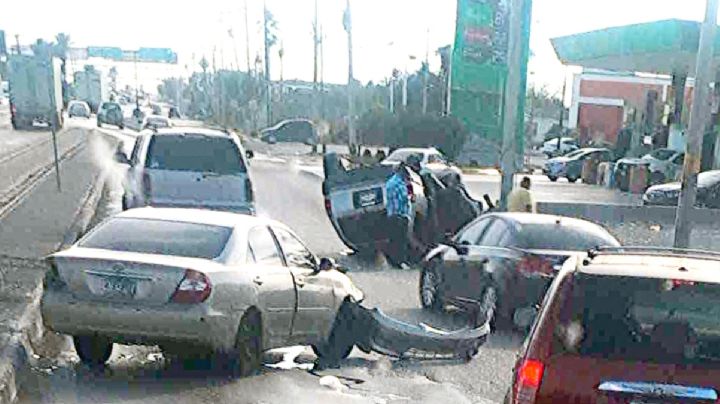 ¡Viernes 13 en Nuevo Laredo!: se 'suelta el diablo', doble volcadura en el Km 10 y bulevar Colosio