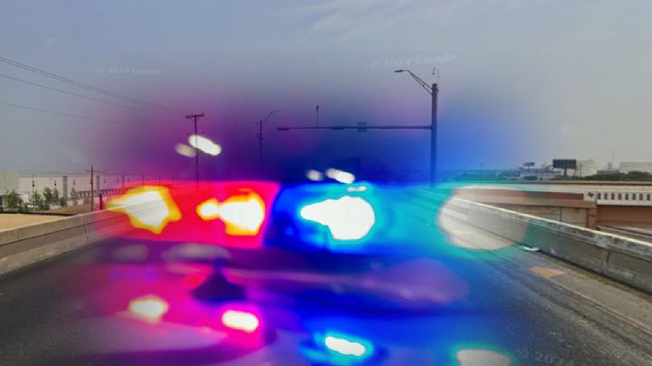 Volcadura nocturna en la I-35: conductor sale vivo para contarla