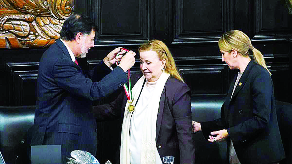 Ninfa Deándar Martínez recibió la Medalla Belisario Domínguez.