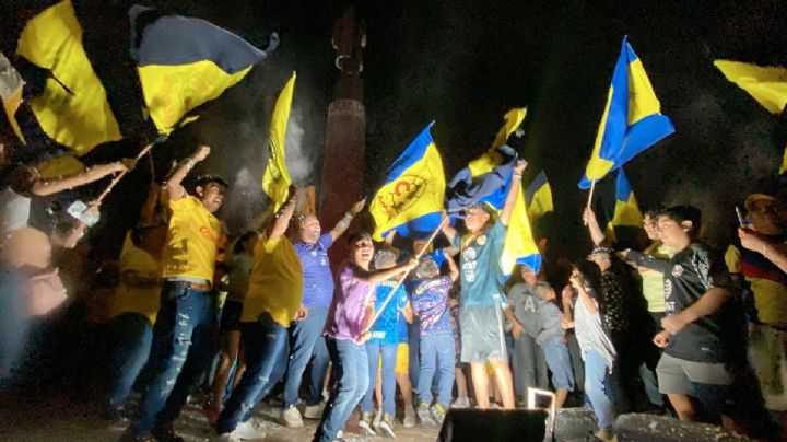 Fiesta neolaredense en el monumento a Juárez por el tricampeonato de las Águilas del América