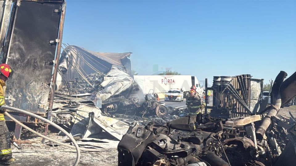 El voraz incendio que se desató luego del choque entre estas dos pesadas unidades, dejó la pérdida total de las mismas