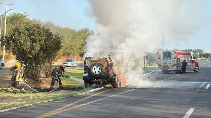 Auto estalla en llamas en Bulevar Colosio; joven se salvó de morir calcinado