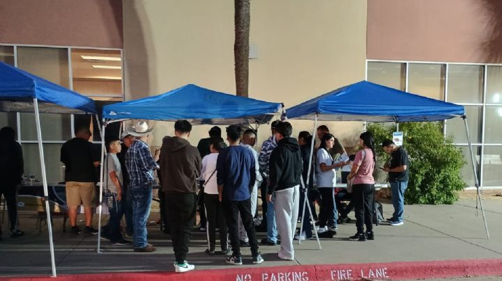 Paisanos llegan a la frontera de Laredo; entrarán a México en las próximas horas