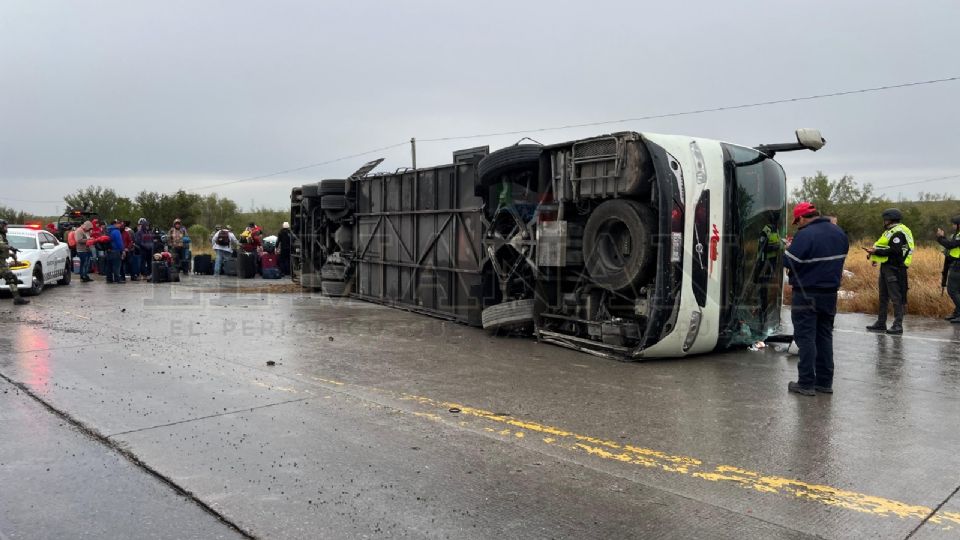 La velocidad y la falta de precaución con el asfalto mojado, provocaron este aparatoso accidente en esta mañana lluviosa de Nuevo Laredo