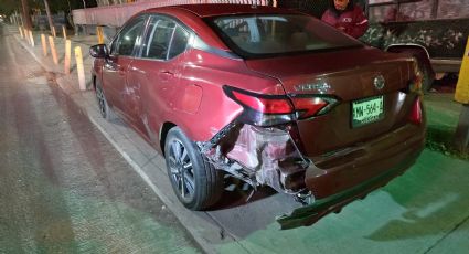 Choque por alcance sacude a conductora de un Nissan; jovencito no pudo frenar su Avenger