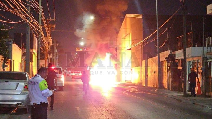 Camioneta se prende en llamas en la Colonia Matamoros; conductor casi muere calcinado
