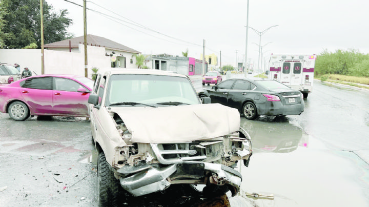 Aumentan choques por usar el celular