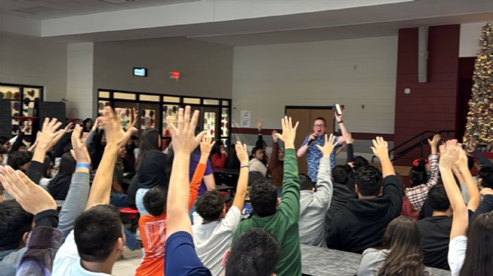 El reconocido autor de libros Bestseller John Schu, visitó tres escuelas de UISD en Laredo