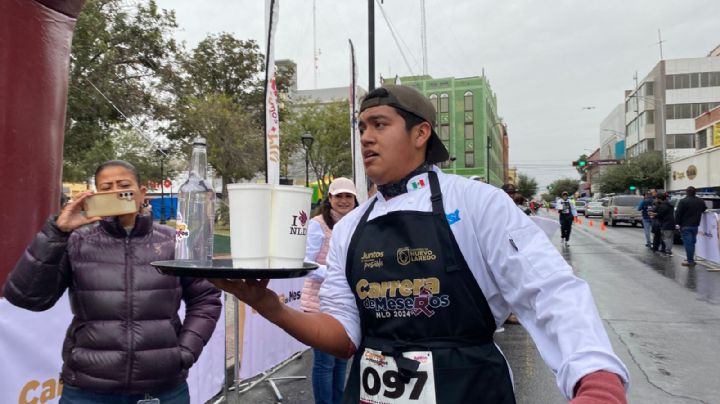 Realizan la tradicional 'Carrera de Meseros' en Nuevo Laredo; fue todo un éxito