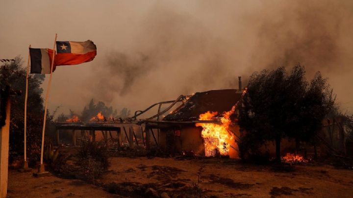 Mujer llora de emoción al llegar rescatistas mexicanos a Chile para combatir los incendios | VIDEO