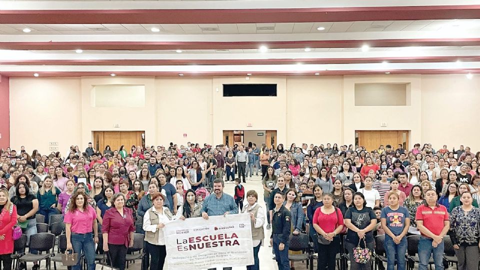 En un magno evento, el programa 'La escuela es nuestra' repartió los insumos necesarios para ayudar a los estudiantes y sus planteles educativos