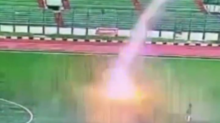 Muere futbolista al caerle un rayo en pleno partido | VIDEO