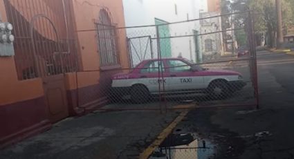 Convierte banqueta en estacionamiento; asegura que tiene un permiso | VIDEO