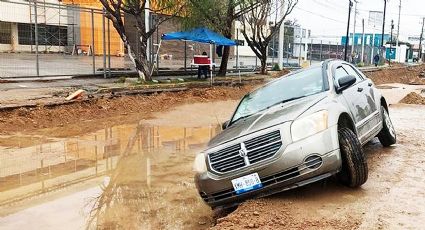 Engulle zanja a abuelita con su vehículo; sale ilesa de milagro