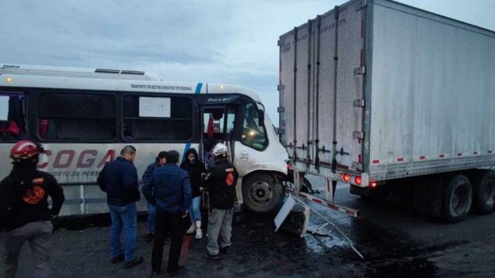 Transporte de personal choca contra tráiler en Carretera Monterrey-Nuevo Laredo; hay 14 heridos