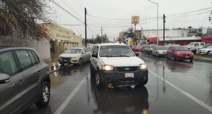 Nuevo Laredo: mujer choca su camioneta contra un vehículo estacionado