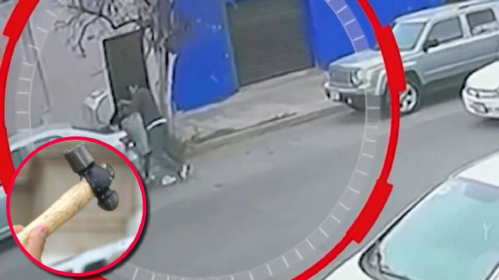 Hombre intenta matar a su ex esposa con un martillo; conductor la salva | VIDEO
