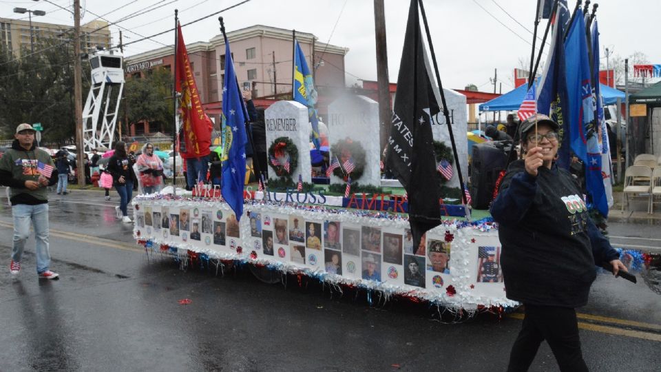 No importó que las condiciones atmosféricas fueran adversas, mostrando todo lo que este mango desfile puede dar a la comunidad de los dos Laredos