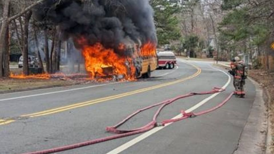 Integrantes del Departamento de Bomberos no lograron evitar que el autobús fuera consumido