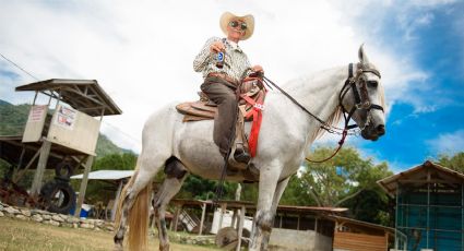 Don Marcial, a sus 102 años sigue disfrutando de la vida, los caballos... y sus 'chelitas'