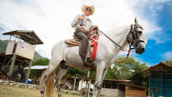 Don Marcial, a sus 102 años sigue disfrutando de la vida, los caballos... y sus 'chelitas'