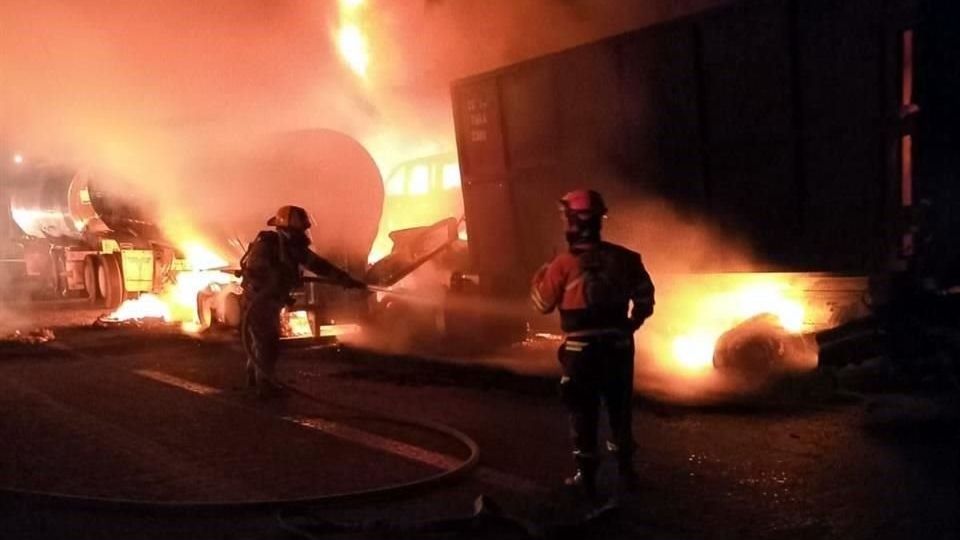 El fuerte accidente terminó por consumir ambas unidades, dejando cerrada la carretera durante varios minutos