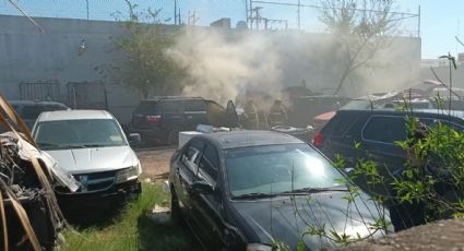 Camioneta se incendia en patio de una casa en la colonia Juárez