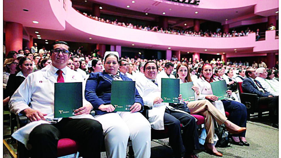 Se entregaron entrega 915 nombramientos a personal de los servicios de salud IMSS-Bienestar.