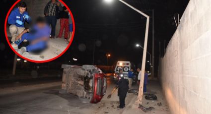 Borrachote vuelca su camioneta y tira poste de luz en Bulevar Río Verde