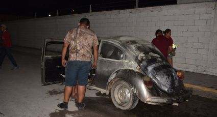 Se incendia 'vochito' en Carretera al Aeropuerto de Nuevo Laredo