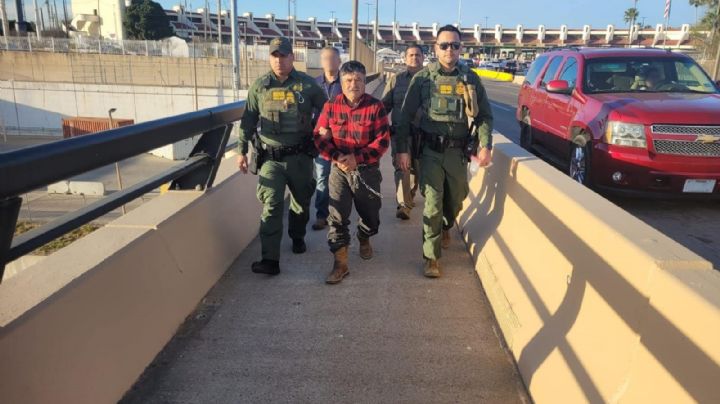 Deportan por Laredo a presunto homicida mexicano; 'coyotes' lo tenían encerrado