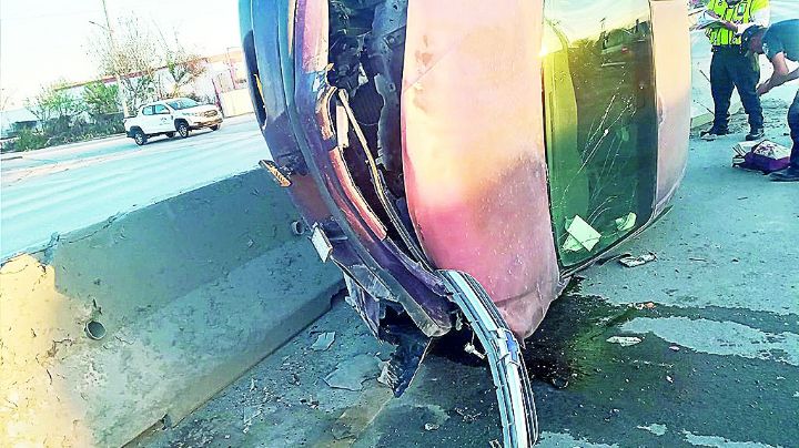 Chofer se estrella contra muro, vuelca y abandona su carro en la Carretera Aeropuerto