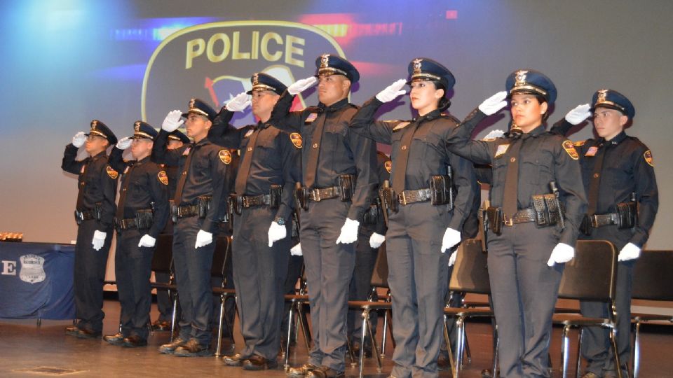 14 nuevos oficiales de la Policía de Laredo, graduaron este martes