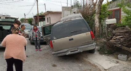 Choca contra auto estacionado y cerca en colonia Mirador