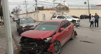 Aparatoso choque en colonia Guerrero deja una mujer herida