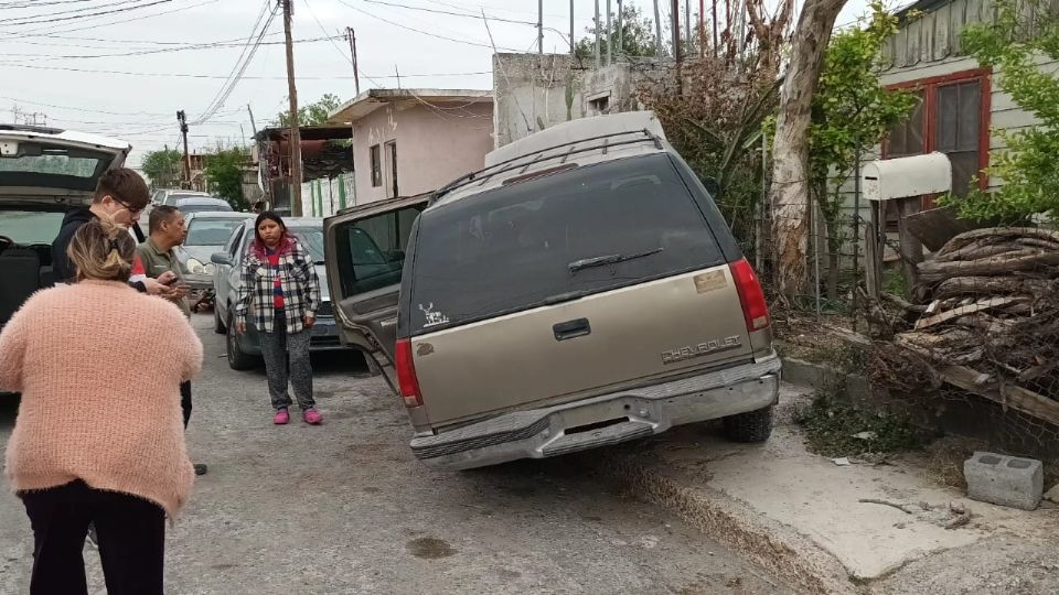 Tras impactarse con el vehículo, chocó contra la cerca