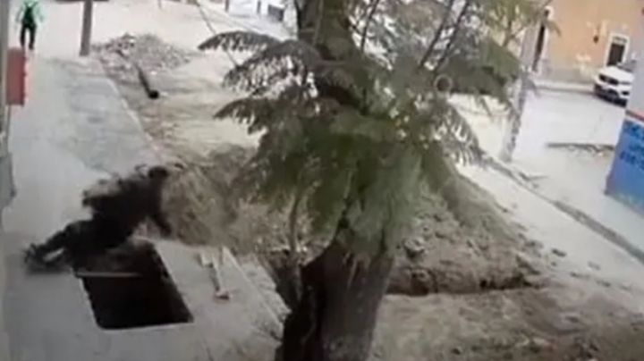 Abuelo cae dentro de coladera abierta; se fracturó la pierna | VIDEO
