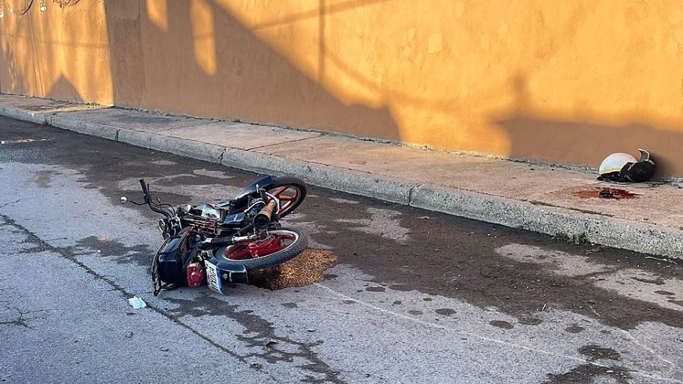 El motociclista fue llevado al hospital donde se reporta como delicado