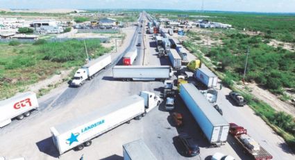 Reportan kilómetros de fila por falla en sistema del Puente del Comercio Mundial